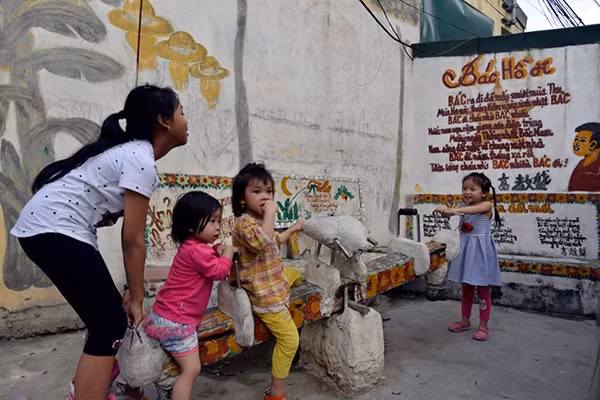 Mặc dù đã trải qua nhiều năm tháng nhưng các bức tranh vẫn còn rất mới bởi ông Thịnh thường xuyên lau chùi và tô vẽ lại qua mỗi năm.