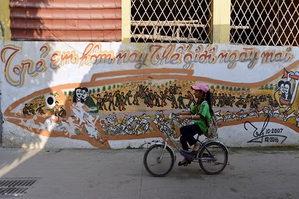 Những bức tranh ở đây có lịch sử từ những năm 90 khi tranh cổ động, tranh phong trào còn đang rất thịnh hành. Đứng trong ngõ nhỏ ngắm nhìn những bức tranh của cụ khiến người xem hoài niệm lại những dấu mốc của lịch sử đã qua.