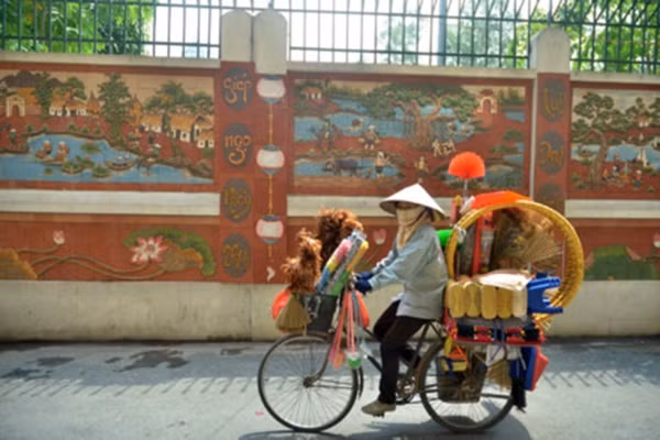 Con đường tranh gốm trong ngõ Duy Tân được người dân coi là “con đường gốm sứ” thứ hai của Hà Nội, chỉ xếp sau “con đường gốm sứ” dài kỷ lục tại quận Long Biên.