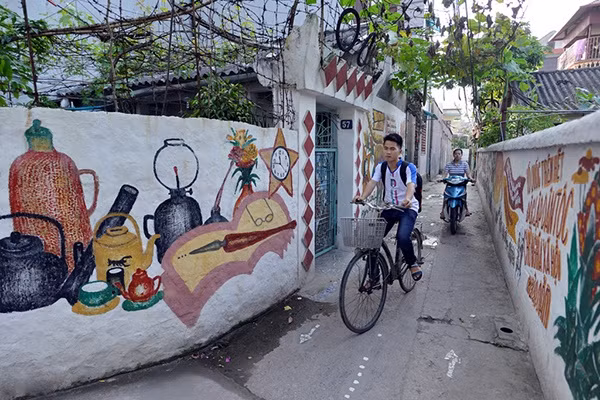 Ngõ Ao dài (Đức Thắng – Từ Liêm) Ngõ Ao Dài tại phường Đức Thắng, Bắc Từ Liêm được rất nhiều người tại Hà Nội biết đến kể từ khi những bức tranh của cụ ông Cao Trí Thịnh xuất hiện. Từ đầu ngõ Ao Dài cho tới các con hẻm đều là những bức tranh tuyệt đẹp có màu sắc tươi vui, hết sức sinh động tái hiện lại cảnh tình làng nghĩa xóm, gia đình ấm cúng, cảnh người dân nô nức lao động, những khẩu hiệu, cảnh đạo hiếu hay lời căn dặn của Bác Hồ…