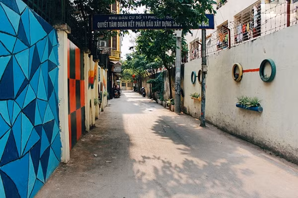 Ngõ vườn hoa (Nguyễn Phong Sắc – Cầu Giấy) Những vườn hoa nhỏ đáng yêu, rực rỡ nằm trong một con ngõ nhỏ trên đường Nguyễn Phong Sắc, gần Học viện Báo chí và Tuyên truyền không chỉ khiến con ngõ trở nên xinh đẹp, hút mắt hơn mà còn góp phần bảo vệ môi trường xanh sạch.