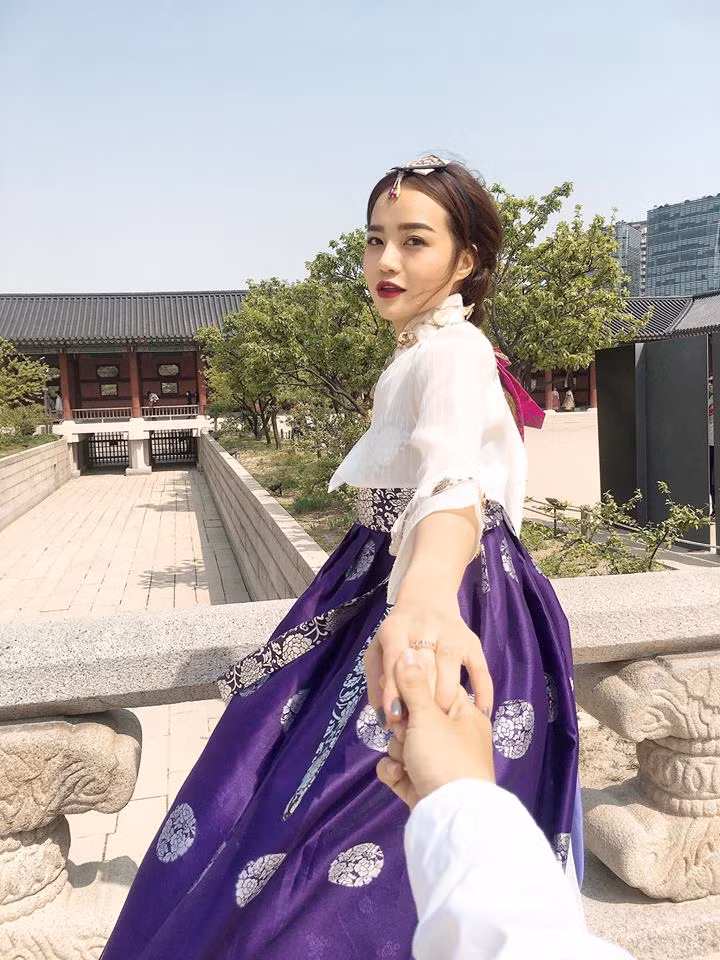 Mới đây, người đẹp Kiều Ngân dính vào tin đồn cưới chồng là đại gia Hàn Quốc, đối mặt với nghi án này, cô không trả lời mà thay đó lại tung một bộ ảnh Hanbok trong chuyến du lịch Hàn Quốc gần đây.