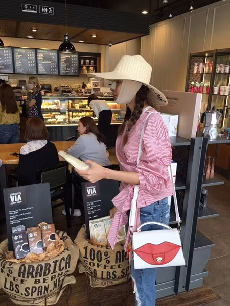 Mới đây, những hình ảnh với khuôn mặt sưng vù của Hoa hậu Kiều Ngân bất ngờ xuất hiện trên mạng. Theo đó, người đẹp xuất hiện với chi chít băng dán trên mặt ở những vùng như mũi, gò má và xương hàm khiến nhiều người đoán rằng Kiều Ngân đã có tác động "dao kéo" tới vùng mặt của mình để có một nhan sắc quyến rũ hơn nữa.