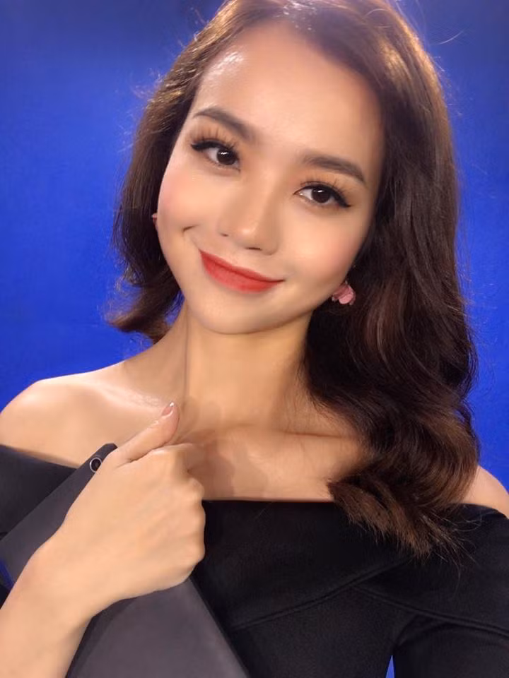 Người đẹp tên thật là Trần Thị Kiều Ngân. Cô lọt vào bán kết trong Siêu mẫu 2008, top 20 Hoa hậu hoàn vũ năm 2008, Top 10 và giải Hoa hậu Thân thiện tại cuộc thi Hoa hậu du lịch năm 2008, lọt vào trong vòng chung kết Hoa hậu thế giới của người Việt 2010. Cô đã 2 lần đạt được huy chương vàng của môn Văn trong cuộc thi Olympic của 13 tỉnh miền Nam.