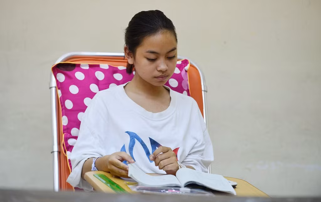 Ngày 6/6, Khánh đã trải qua ca phẫu thuật, đóng đinh vào chân và bó bột.