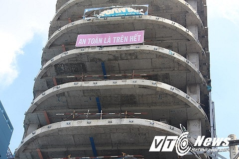 Công trình hàng trăm tỷ chỉ là đống phế liệu phơi giữa trời.