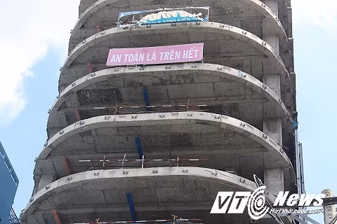 Công trình hàng trăm tỷ chỉ là đống phế liệu phơi giữa trời.