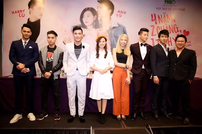 Đạo diễn Luk Vân (tóc vàng ở giữa) từng làm các phim ngắn như Hà Nội, anh yêu em, Chị! Anh yêu em... và nhanh chóng có cơ hội làm phim điện ảnh. Nữ đạo diễn 9X đã viết kịch bản, hoàn thân khâu casting chỉ trong vòng 4 tháng. Cô đặt kỳ vọng vào các diễn viên được chọn với tham vọng làm nên bộ phim ngôn tình cho giới trẻ.