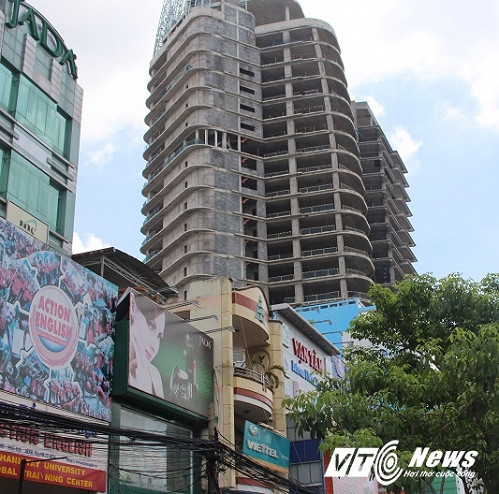 Cao ốc bỏ hoang nằm ở khu vực trung tâm, đông dân cư.
