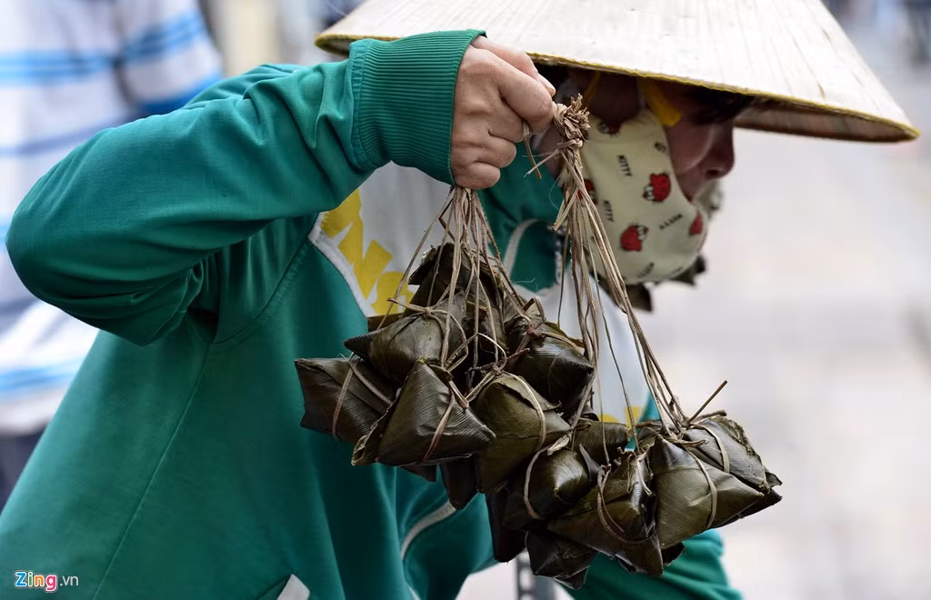 Loại bánh dành để cúng ngày Tết Đoan Ngọ này không bán riêng từng cái mà buộc thành từng chùm 12 cái (1 chục).