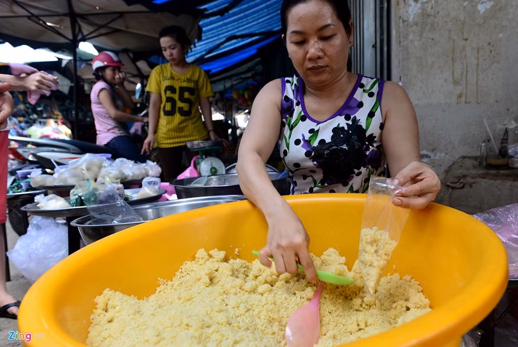 Xôi là một trong những món quan trọng trên bàn cúng gia tiên ngày Tết Đoan Ngọ.