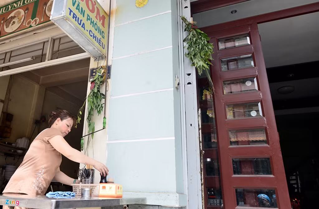 Trước và trong sáng ngày Tết Đoan Ngọ, nhiều gia đình, trụ sở công ty, cửa hàng, quán sá đã treo những bó lá sâu trước cửa để lấy may mắn và đuổi sâu bọ.