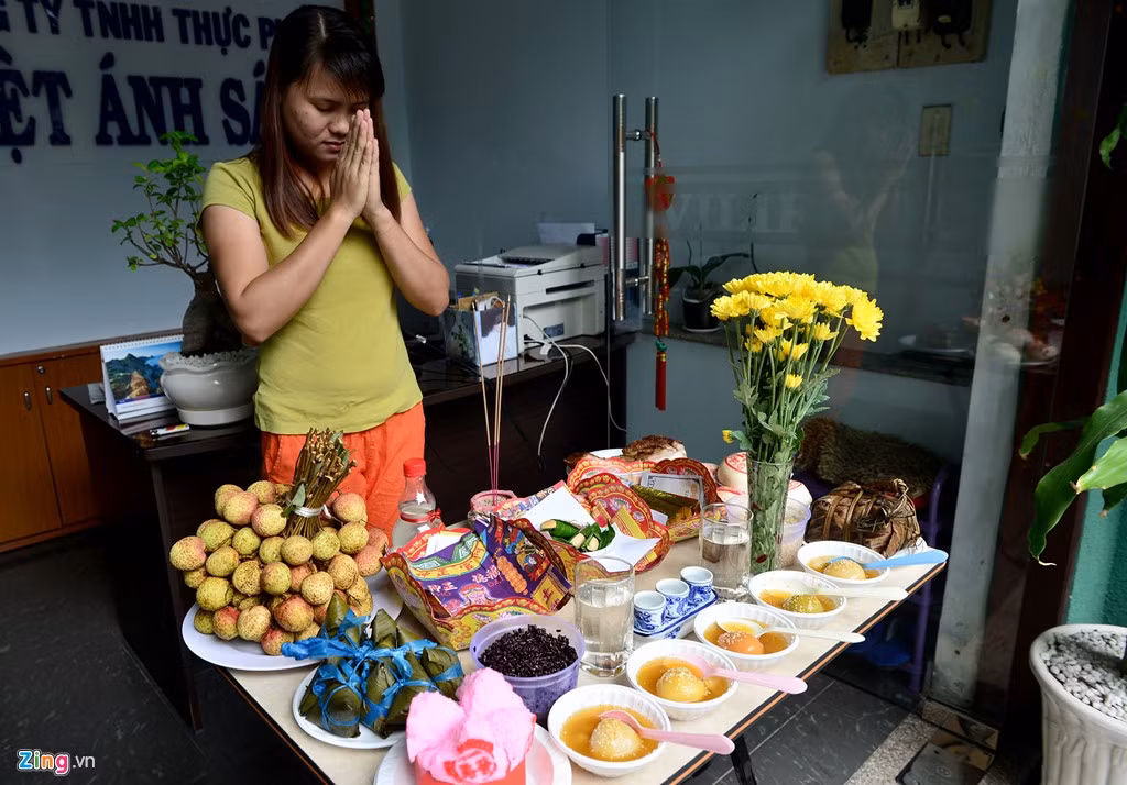 Theo tục lệ ngày xưa, người dân thường cúng Tết Đoan Ngọ vào sáng sớm, nhưng thực chất Tết này được tiến hành vào giờ chính Ngọ (giữa trưa) ngày 5/5 âm lịch. Đoan nghĩa là mở đầu, Ngọ là khoảng thời gian từ 11h đến 13h trưa.