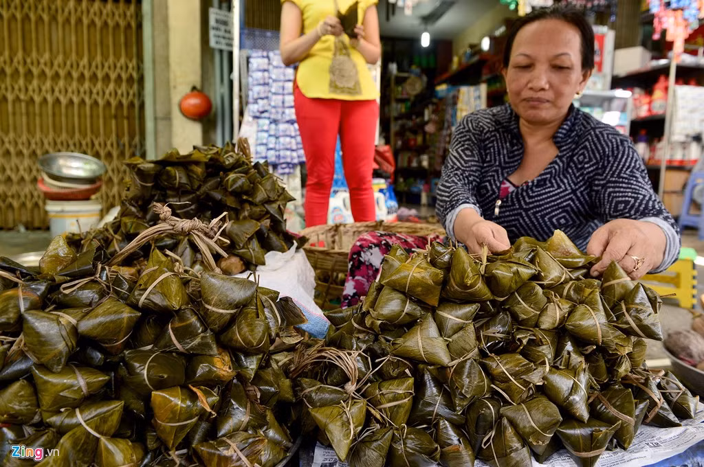 Trong và ngoài các chợ lớn, nhỏ đều xuất hiện hàng chục điểm bán loại bánh này.