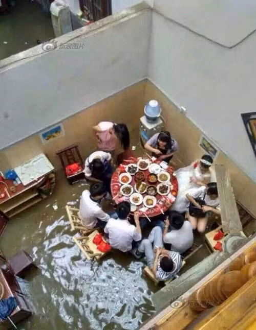 Dưới tầng một ngập cao nên mọi người đành "ngâm chân" ngồi ăn tiệc cưới. Nhiếp ảnh gia, chuyên viên trang điểm, phù dâu đều "chiến đấu" hết mình để đám cưới được hoàn thành.