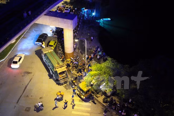 Hàng trăm công nhân đã phải túc trực trắng đêm để xử lý sự cố. (Ảnh: Minh Sơn/Vietnam+)