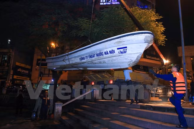 Rất nhiều canô được huy động để tập trung lực lượng vớt cá chết, trả lại cảnh quan cho hồ. (Ảnh: Minh Sơn/Vietnam+)