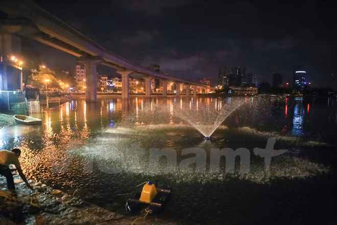 Dự kiến, máy sục khí này sẽ được đặt ở đây khoảng 1-2 tuần để cải thiện môi trường nước hồ. (Ảnh: Minh Sơn/Vietnam+)