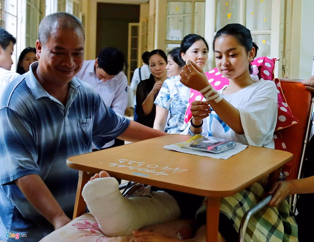Trong quá trình nữ sinh làm bài, các y tá vẫn túc trực theo dõi nữ bệnh nhân nhỏ tuổi này.