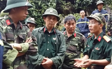 16h30', thiếu tá Nguyễn Khánh Hưng - Binh chủng Hóa học Bộ Quốc phòng họp nhanh thống nhất với ban chỉ huy hiện trường thống nhất tạm dừng việc cứu nạn. Hôm nay (9.6) lực lượng sẽ tăng cường thêm máy liên lạc hữu tuyến và tiếp tục công việc cứu nạn.