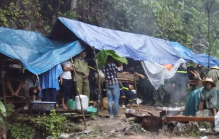 Các lực lượng tiếp tục bám trụ qua đêm trong cái lán tạm đơn sơ giữa rừng mưa rét và đầy muỗi, vắt.