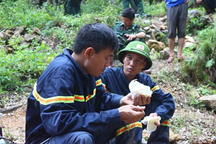 Nghỉ trưa, các lực lượng cứu nạn chia nhau từng chiếc bánh mỳ, hộp xôi, chai nước.
