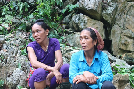 Bà Khà Thị Khoa - cô ruột nạn nhân Khà Văn Huyền (trái) cùng gần 20 người nhà nóng lòng từng phút chờ đợi bên ngoài.