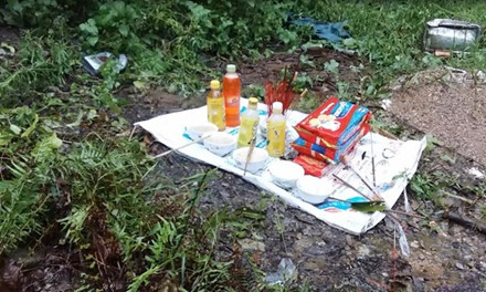 Dù chưa được các nạn nhân ra ngoài, chưa biết tính mạng ra sao nhưng người ta cho rằng họ đã chết nên làm bàn thờ tạm dưới mưa ngay bên miệng hang.