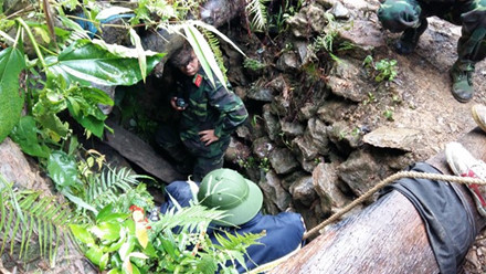 15h50', các chiến sỹ xuống dưới hang Nước cùng một số dân địa phương. Các sỹ quan trực phía trên miệng hang liên tục gọi qua bộ đàm kiểm tra thông tin: "Tài ơi, Sâu bao nhiêu? CO bao nhiêu?". Tín hiệu đưa lên rất khó nghe. Nhiều khi không thấy sự phản hồi. Sự lo lắng hiện trên mọi khuôn mặt trên miệng hang.