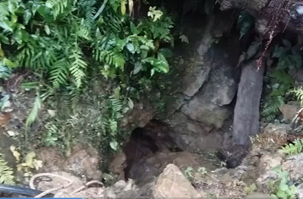 Miệng hang rất nhỏ, chỉ đủ 1 người đi lọt. Đi sâu vào phía trong, có nơi muốn đi qua phải uốn người mới lọt. Tuy nhiên, theo nhiều người địa phương, dưới lòng hang cũng có khoảng không gian rất rộng.