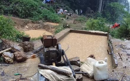 Máy nổ hỗ trợ việc tạo khí trong hang nằm bất động dưới mưa.