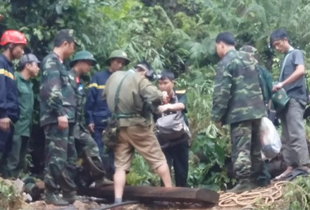 15h, trời ngớt mưa, công tác cứu hộ lại được tiếp tục. Có 4 người đàn ông gồm của Binh chủng Hóa học Bộ Quốc phòng cùng dân địa phương đi xuống hang.