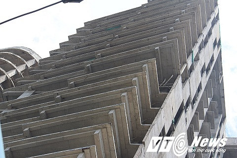 Công trình cao ốc bỏ hoang làm khổ những hộ dân sống xung quanh khi trời gió, bụi bay khắp nhà.