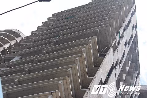 Công trình cao ốc bỏ hoang làm khổ những hộ dân sống xung quanh khi trời gió, bụi bay khắp nhà.