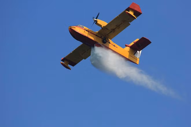 Nước trên máy bay rất khủng khiếp: Theo các tiếp viên, bạn không nên gọi trà hay cà phê, do nước dùng pha đồ uống được lấy từ bể nước của máy bay. Bể này nằm ở phía dưới máy bay và có thể không được sạch sẽ lắm. Một tiếp viên hàng không cho biết cô chưa bao giờ thấy bể được dọn dẹp. Do đó, tốt hơn hết là bạn nên gọi nước đóng chai.