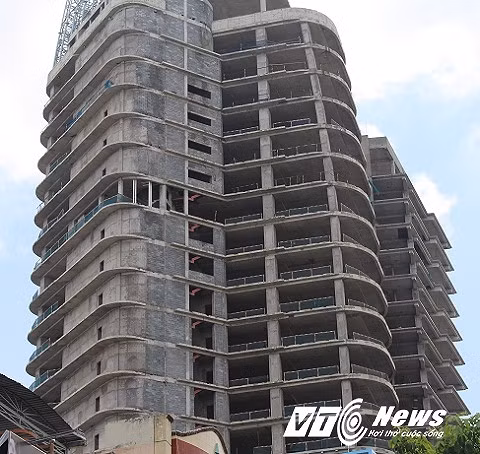 Dự án cao ốc DB Tower nằm trên đường Điên Biên Phủ (quận Bình Thạnh, TP.HCM) có quy mô xây dựng gồm 3 tầng hầm và 22 tầng cao. Cùng nằm trong dự án, tòa nhà văn phòng V-Ikon hạng A, có chiều cao đến 125,8 m, gồm 4 tầng hầm và 26 tầng cao.