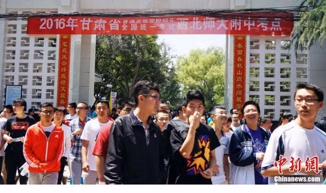 Các thí sinh dự thi ở một trường đại học tại tỉnh Cam Túc, tây bắc Trung Quốc.