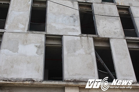 Công trình đến nay vẫn nham nhở, bề bộn khi chỉ mới xây dựng được phần thô bên ngoài. Bên trong tòa cao ốc, gạch, vữa vẫn ngổn ngang, lõi sắt thép nhô ra khỏi lớp bê tông đã hoen rỉ. Bên cạnh đó, một số hộ dân sống quanh công trình thường phải hứng chịu bụi bặm bay vào nhà.