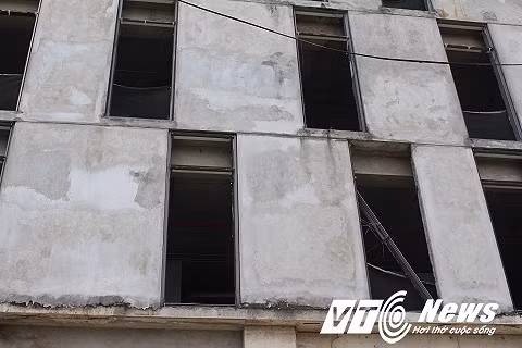 Công trình đến nay vẫn nham nhở, bề bộn khi chỉ mới xây dựng được phần thô bên ngoài. Bên trong tòa cao ốc, gạch, vữa vẫn ngổn ngang, lõi sắt thép nhô ra khỏi lớp bê tông đã hoen rỉ. Bên cạnh đó, một số hộ dân sống quanh công trình thường phải hứng chịu bụi bặm bay vào nhà.