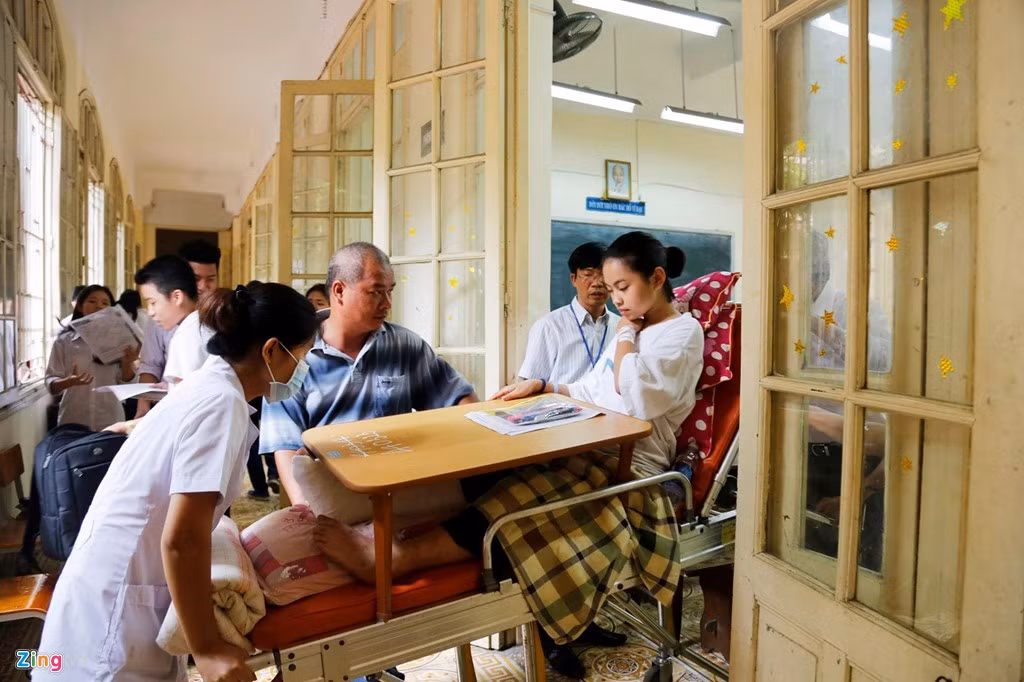 Trong những năm là học sinh THCS, Khánh 3 lần đạt danh hiệu học sinh giỏi. Cận ngày thi, cô bé ôn luyện rất chăm chỉ. Ở bài thi môn Ngữ văn, em nộp bài khá sớm.