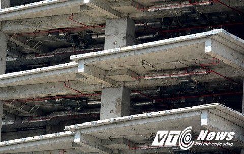 Dự án này do Công ty TNHH thương mại và đầu tư Cận Viễn Đông làm chủ đầu tư với tổng số tiền lên đến 689 tỷ đồng. Công trình bắt đầu được khởi công từ năm 2010 nhưng đến năm 2012, khi đã đổ xong phần sàn thô thì chủ đầu tư bất ngờ dừng thi công. Có mặt tại công trình này, PV nhận thấy tòa cao ốc này giống như một đống “phế thải” nằm trơ trọi giữa lòng thành phố hiện đại.