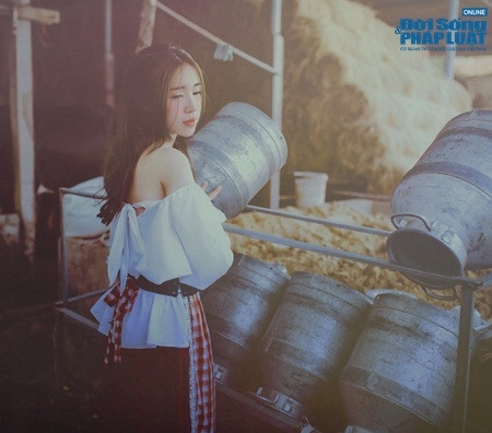 Đặc biệt, Elly Trần và toàn bộ êkip phải tự xắn tay áo lên dọn dẹp từng ngóc ngách và sắp xếp rơm rạ, thùng gánh nước theo trật tự, thể hiện ý tưởng chủ đạo của bộ ảnh.