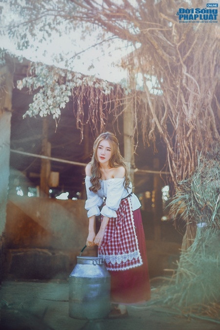 Bộ ảnh thực hiện tại một vùng ngoại ô thành phố Hồ Chí Minh. Ống kính bắt trọn những khoảnh khắc lung linh của nữ diễn viên trong không gian mộc mạc và giản dị của một trang trại chăn nuôi.