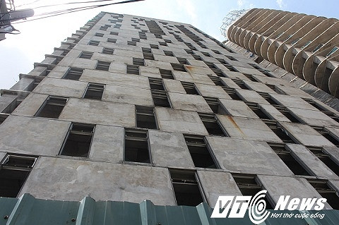 Mỗi khi đi qua tòa cao ốc này người dân đều lắc đầu ngao ngán trước sự lãng phí, mất mỹ quan của công trình.