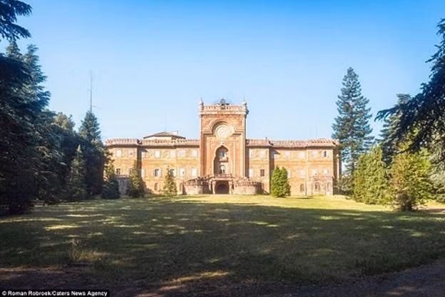 Khuôn viên rộng rãi bên ngoài tòa lâu đài.