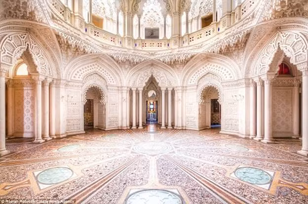 Lâu đài từng được hoàng đế Charlemagne ghé thăm rồi sau đó nó chính thức bị đóng cửa năm 1990.