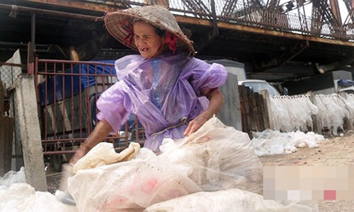 Cuoc doi bat hanh cua nguoi dan ba bi... “tho song” 32 nam