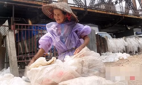 Cuoc doi bat hanh cua nguoi dan ba bi... “tho song” 32 nam