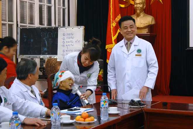 Ky tich phau thuat khoi u khong lo son nu mat quy-Hinh-2