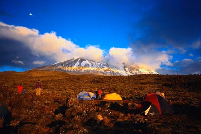 Mỗi năm, có khoảng 1.000 người cần tải thương và cứu trợ y tế dọc đường mòn lên đỉnh Kilimanjaro. Một số người leo núi chết vì say độ cao. Nếu bạn có ý định leo núi tại đây, hãy chuẩn bị kỹ lưỡng mọi thứ. Ảnh: Samtanzania.